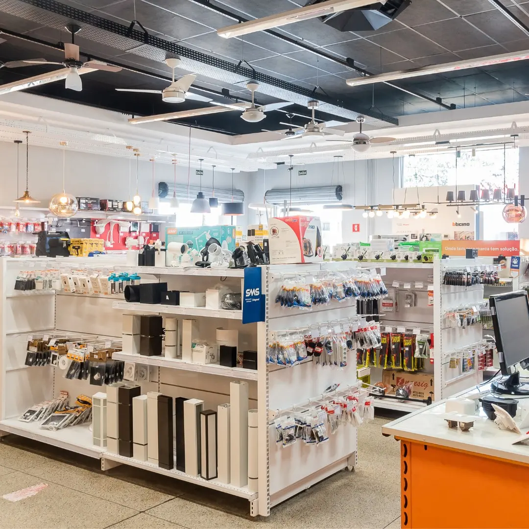 Interior da LigBem com prateleiras de materiais elétricos e iluminação