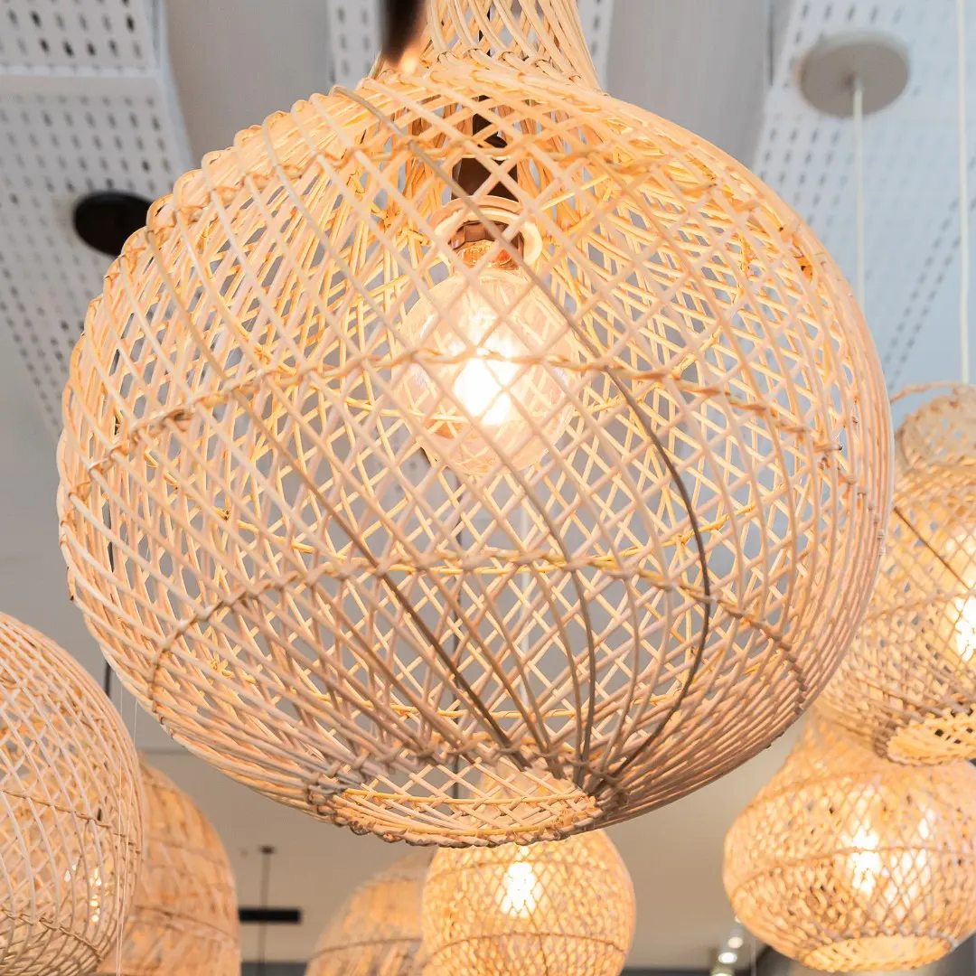 Luminária artesanal acesa no showroom da LigBem