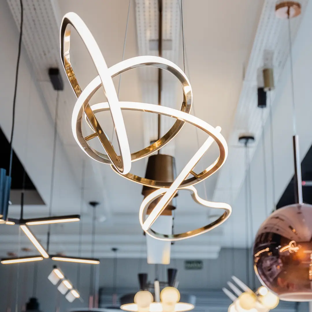 Luminária decorativa moderna no showroom da LigBem