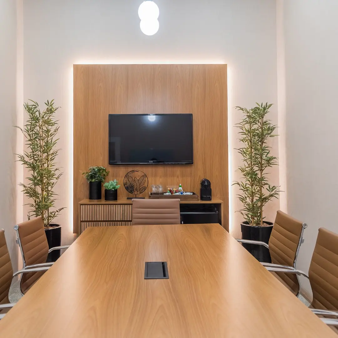 Sala de reunião com projeto de iluminação da LigBem